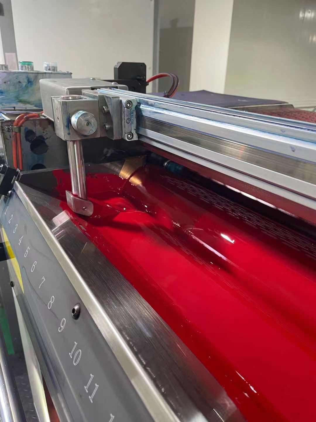 Dispositif de mélange d'encre automatique pour la presse d'impression en métal